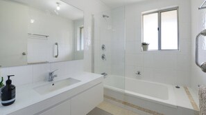 Combined shower/bathtub, towels - Seaview 12 - Pete & Kaz's - Modern Apartment (AVOCA BEACH)