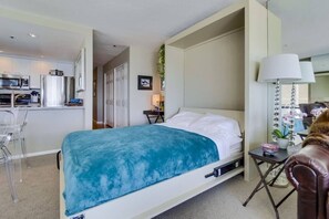 1 bedroom, desk, iron/ironing board, WiFi (free) - 3rd fl. Bayfront condo, balcony, parking, bikes (San Diego)