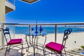 Outdoor dining - 3rd fl. Bayfront condo, balcony, parking, bikes (San Diego)