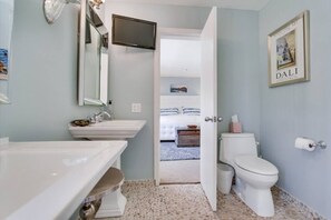 Combined shower/tub, hair dryer, towels, soap - 3rd fl. Bayfront condo, balcony, parking, bikes (San Diego)