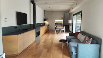 Una Smart TV, una chimenea