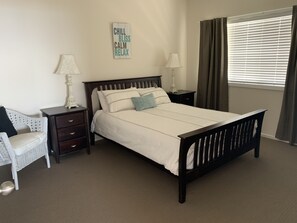 4 bedrooms, iron/ironing board, free WiFi, bed sheets - Beautiful deck with stunning ocean views (Encounter Bay)