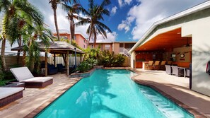 Een buitenzwembad, een verwarmd zwembad