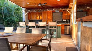 Outdoor dining - Lido Breeze Tropical Private Pool Home Near Beach & St. Armands (Sarasota)