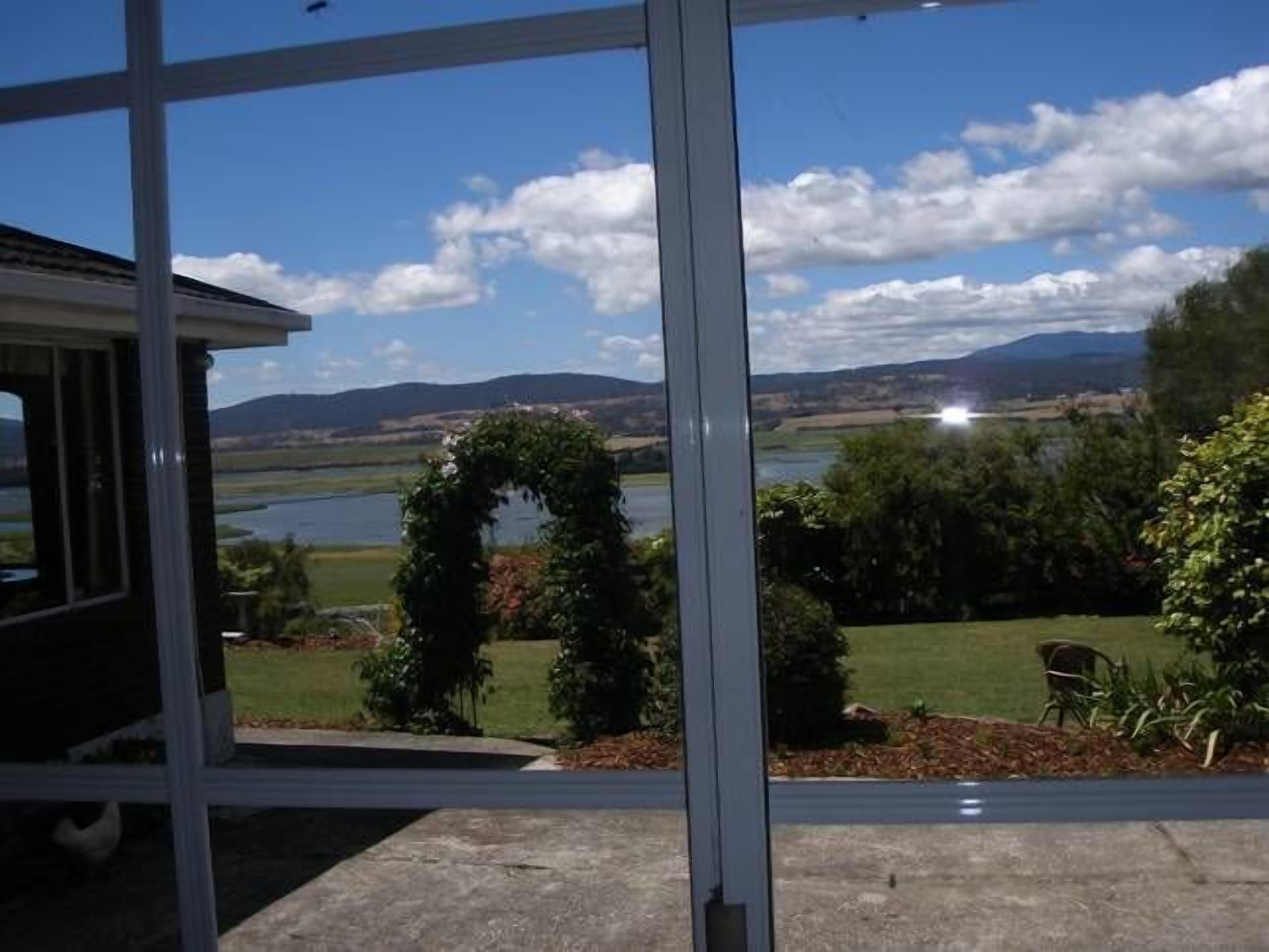 Island Views-Graham's Cottage Country Style — image 3