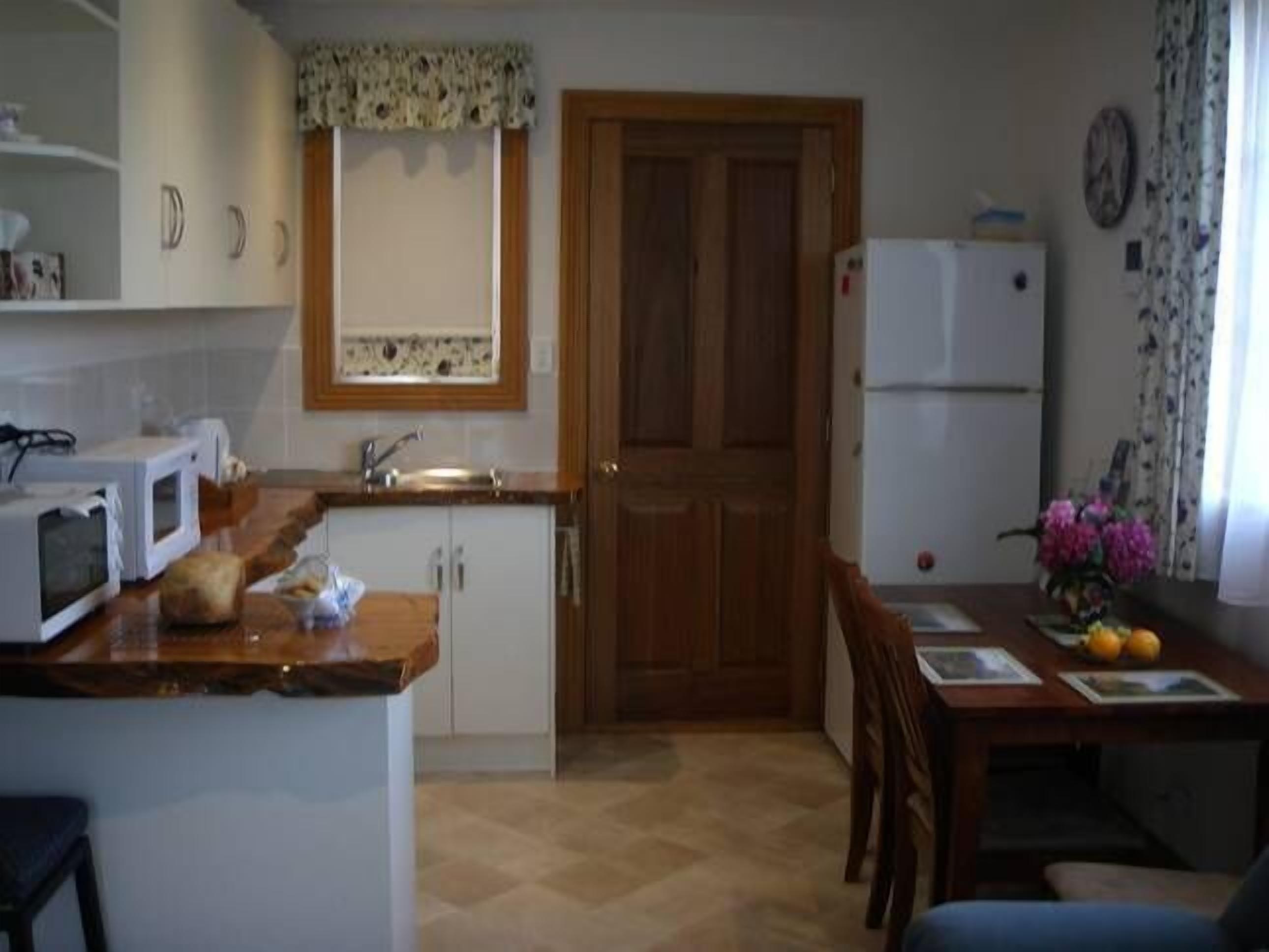 Island Views-Graham's Cottage Country Style — image 4