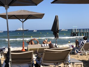 Chaises longues, serviettes de plage