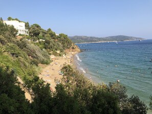 Chaises longues, serviettes de plage