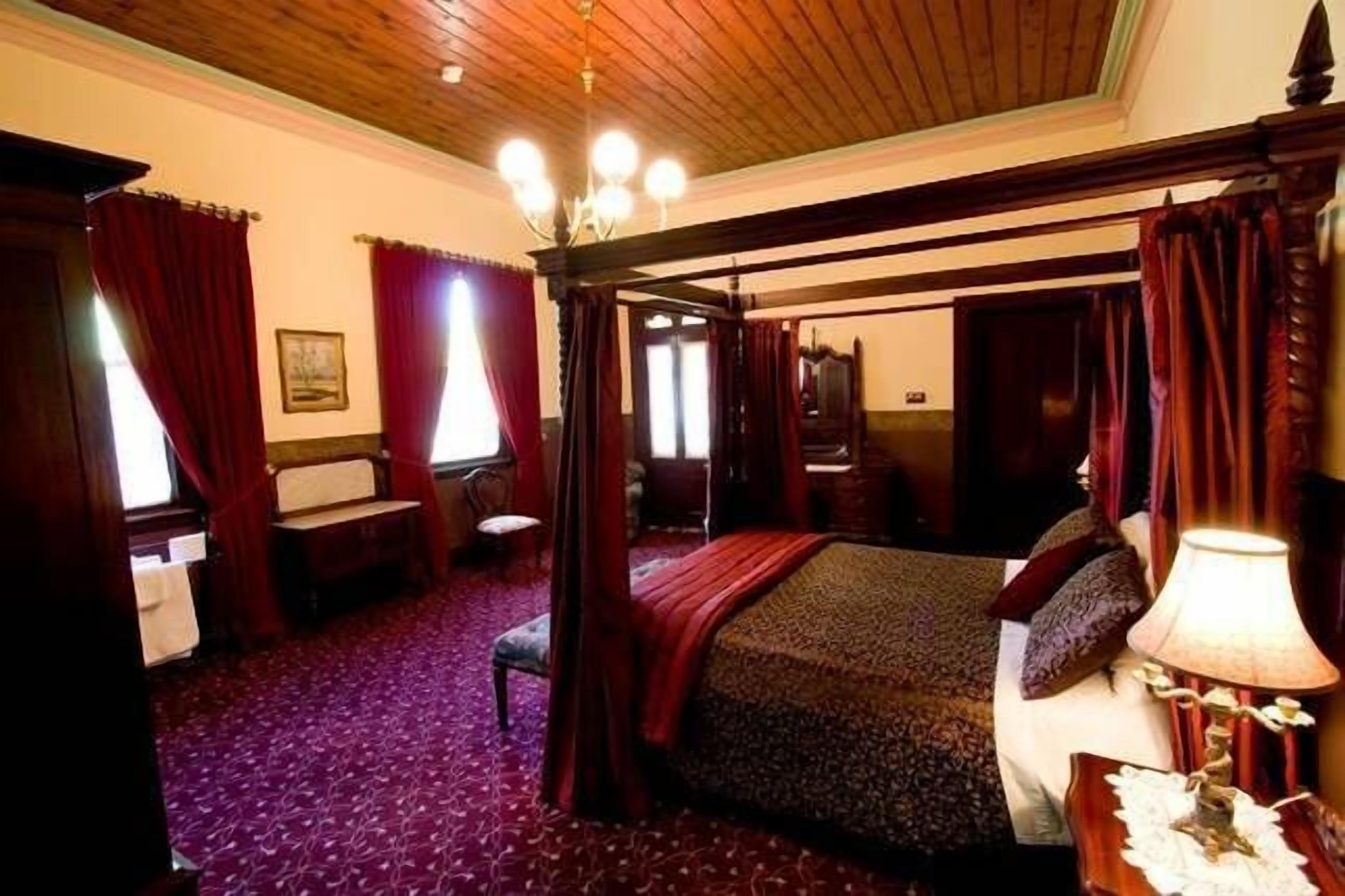 Room in Historic Ranelagh House on acres, 2 km to CBD  