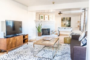 Smart TV, foosball, books, video library - Bright family friendly 3 bed 2 bath w/3 king beds located near AFA (Colorado Springs)