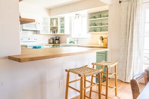 Fridge, microwave, oven, stovetop - Bright family friendly 3 bed 2 bath w/3 king beds located near AFA (Colorado Springs)