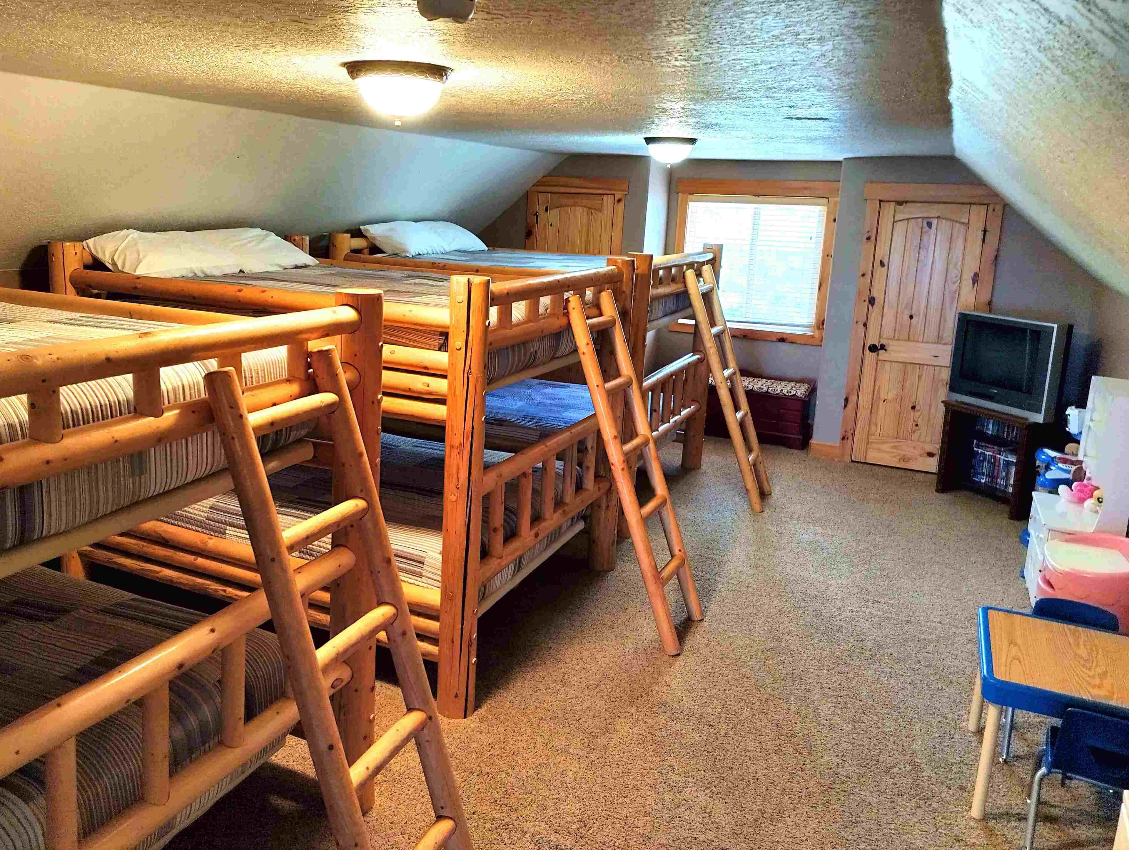 6 bedrooms, iron/ironing board, WiFi (free), bed sheets