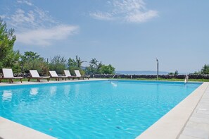 Pool - Holiday apartment, shared pool, big garden with grill, 1800 m from the beach (Rakalj)