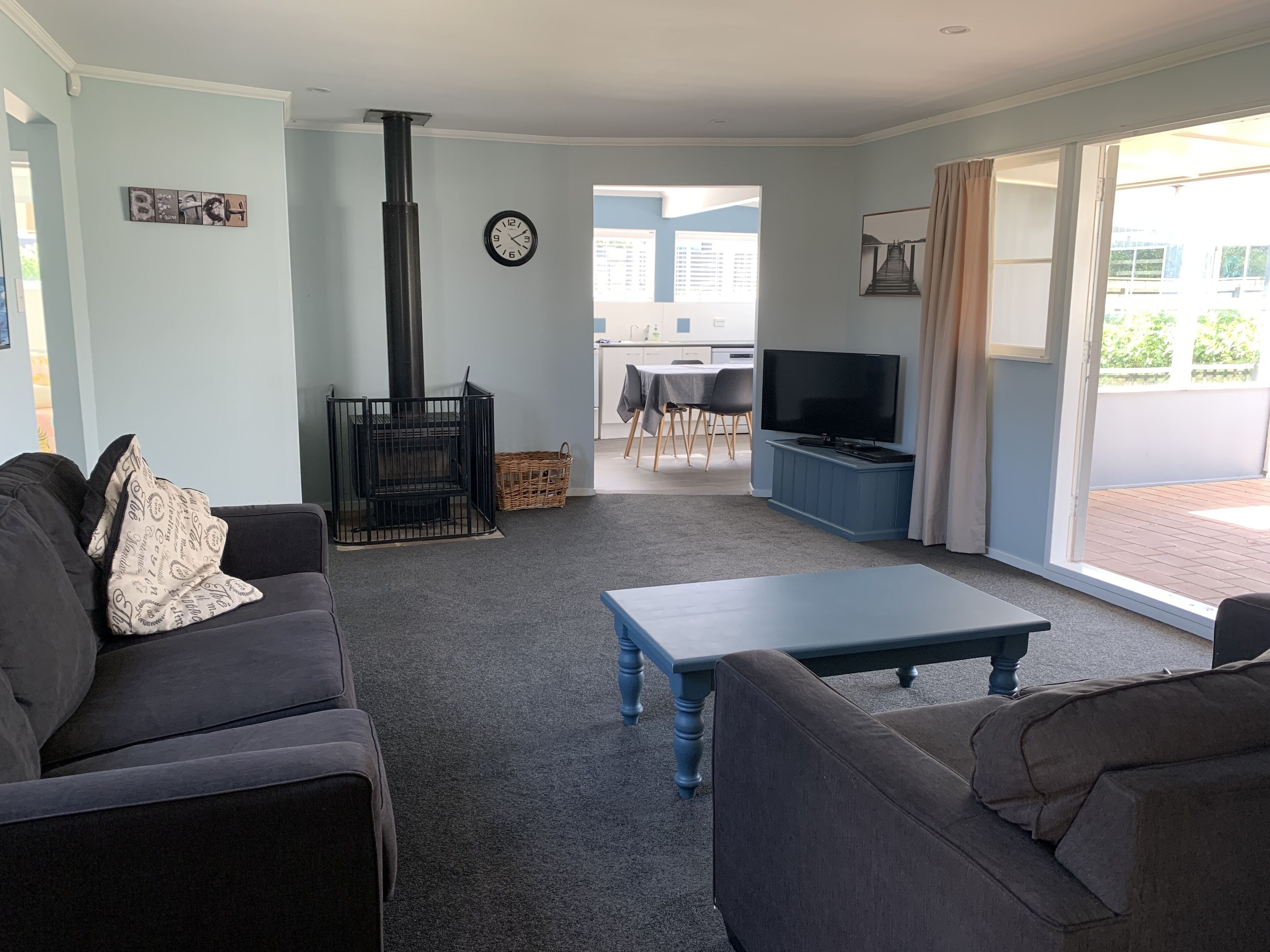 Smart-TV, peis, DVD-spiller og bøker