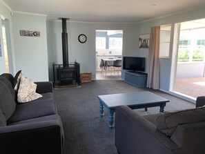 Smart-TV, peis, DVD-spiller og bøker