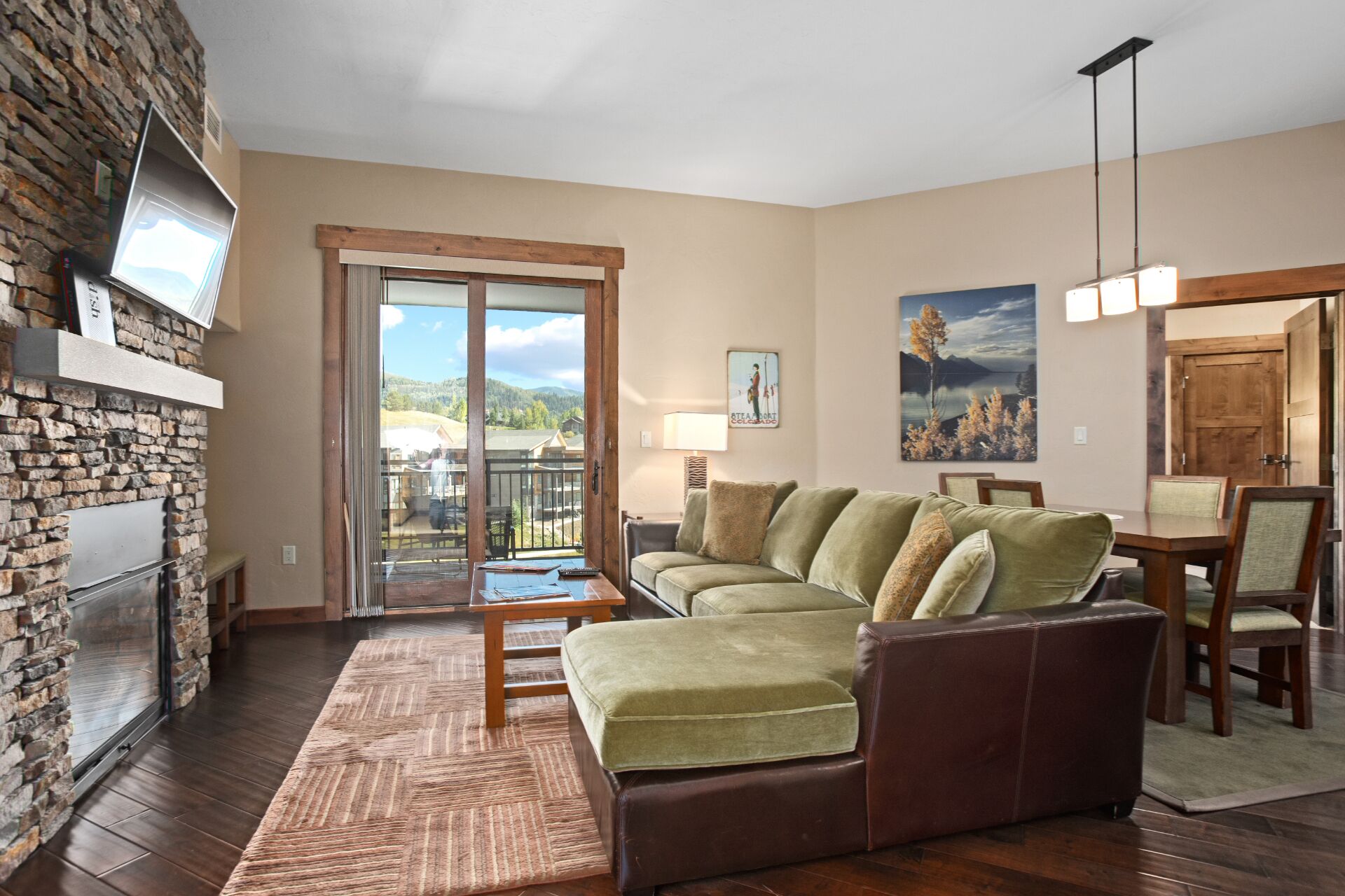 Télévision, cheminée, lecteur de DVD, baby-foot