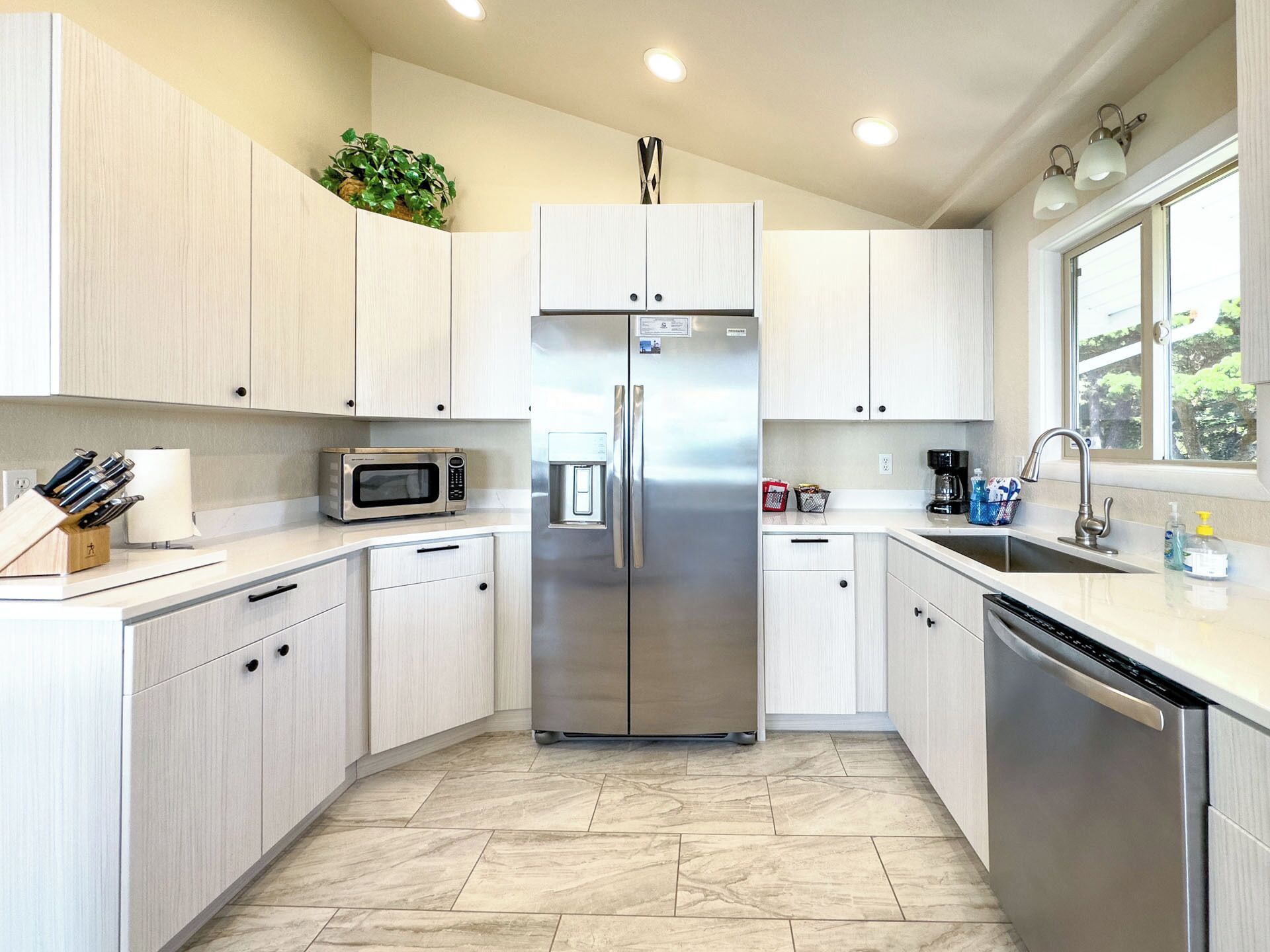 The Triton: Near Bandon Dunes Golf Resort with miles of sandy beach