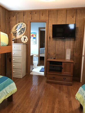 4 makuuhuonetta, silitysrauta/-lauta, Wi-Fi, vuodevaatteet