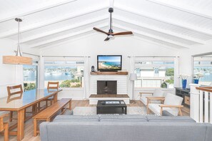 Smart-TV, peis, stereoanlegg og kontorer