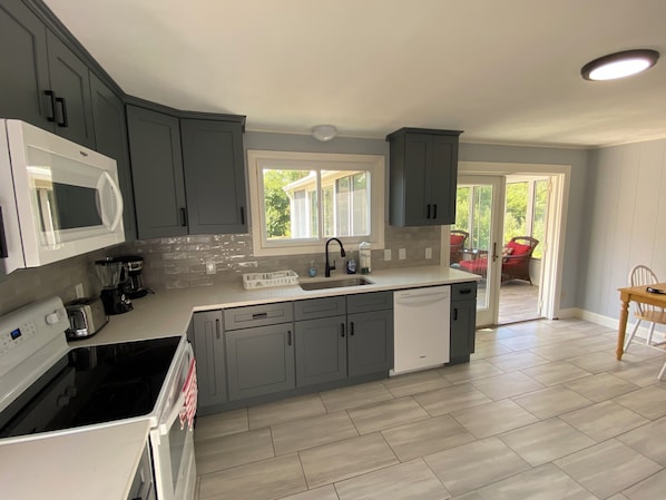Coffee/tea maker, fridge, microwave, oven - Central A/C, Secluded, Lots of space, Close to beach; 2 wks left for Summer '27 (Narragansett)
