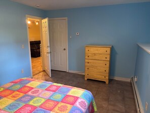 5 bedrooms, WiFi (free) - Central A/C, Secluded, Lots of space, Close to beach; 2 wks left for Summer '27 (Narragansett)