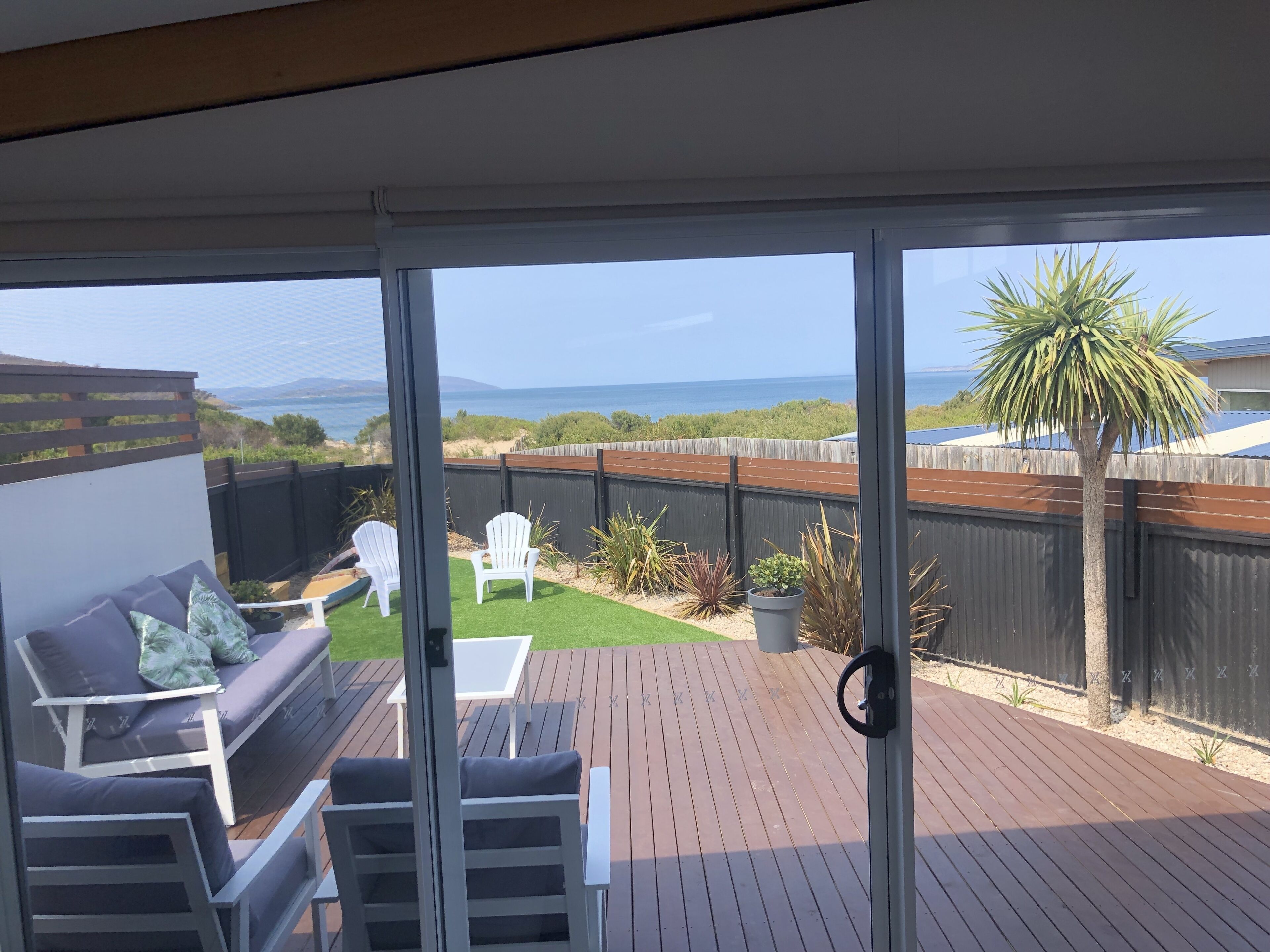Carlton Beach Holiday House — image 2
