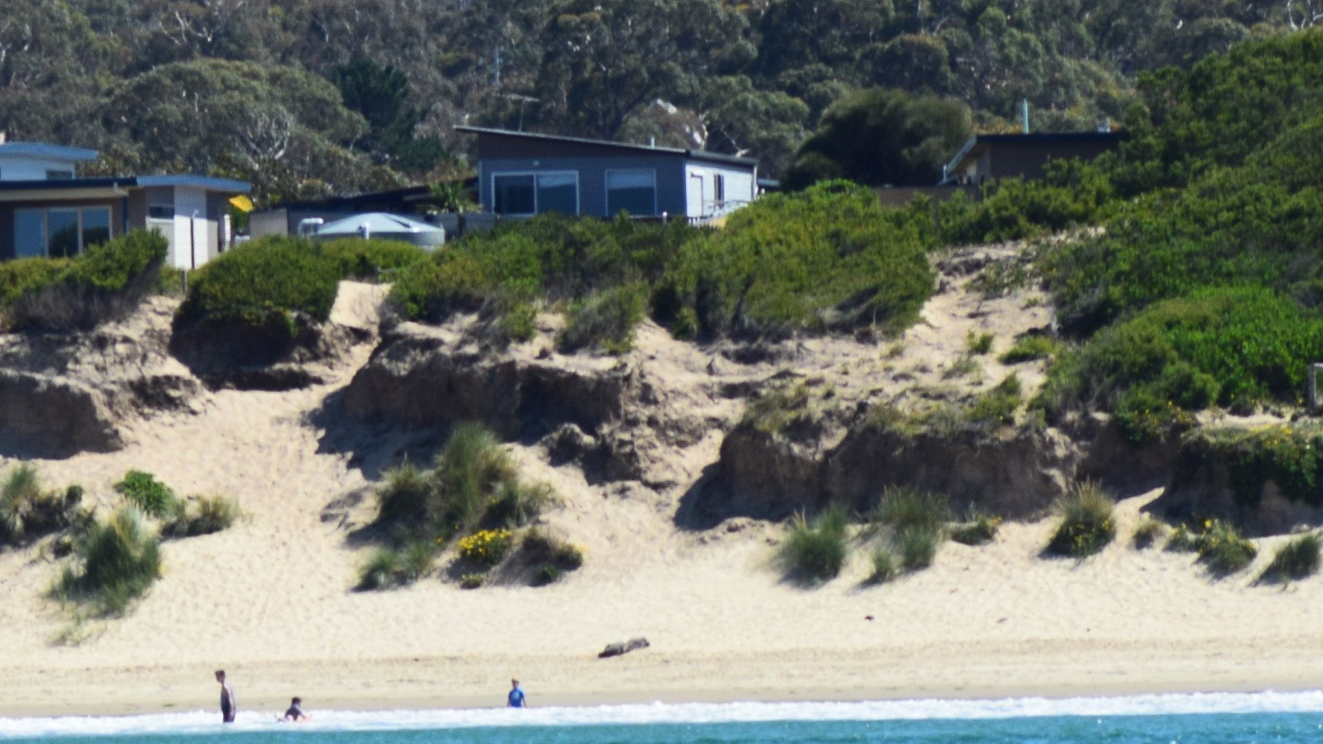 Carlton Beach Holiday House — image 4