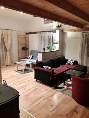 Fernseher, Kamin, Bücher