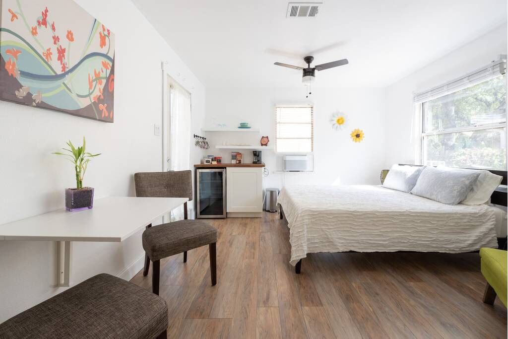 E. Austin Renovated Bohemian Mother-In-Law Suite, 4 mi to dtwn, 6 mi to airport