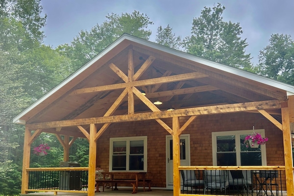 Modern Cottage with all amenities with a magnificent brand new  porch added..