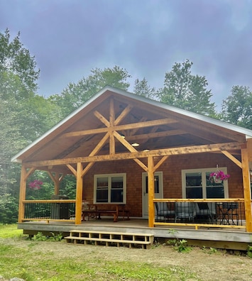 Modern Cottage with all amenities with a magnificent brand new porch added..