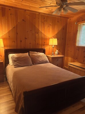 2 slaapkamers, een strijkplank/strijkijzer, gratis wifi, beddengoed