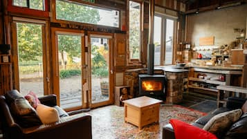 Una televisión, una chimenea