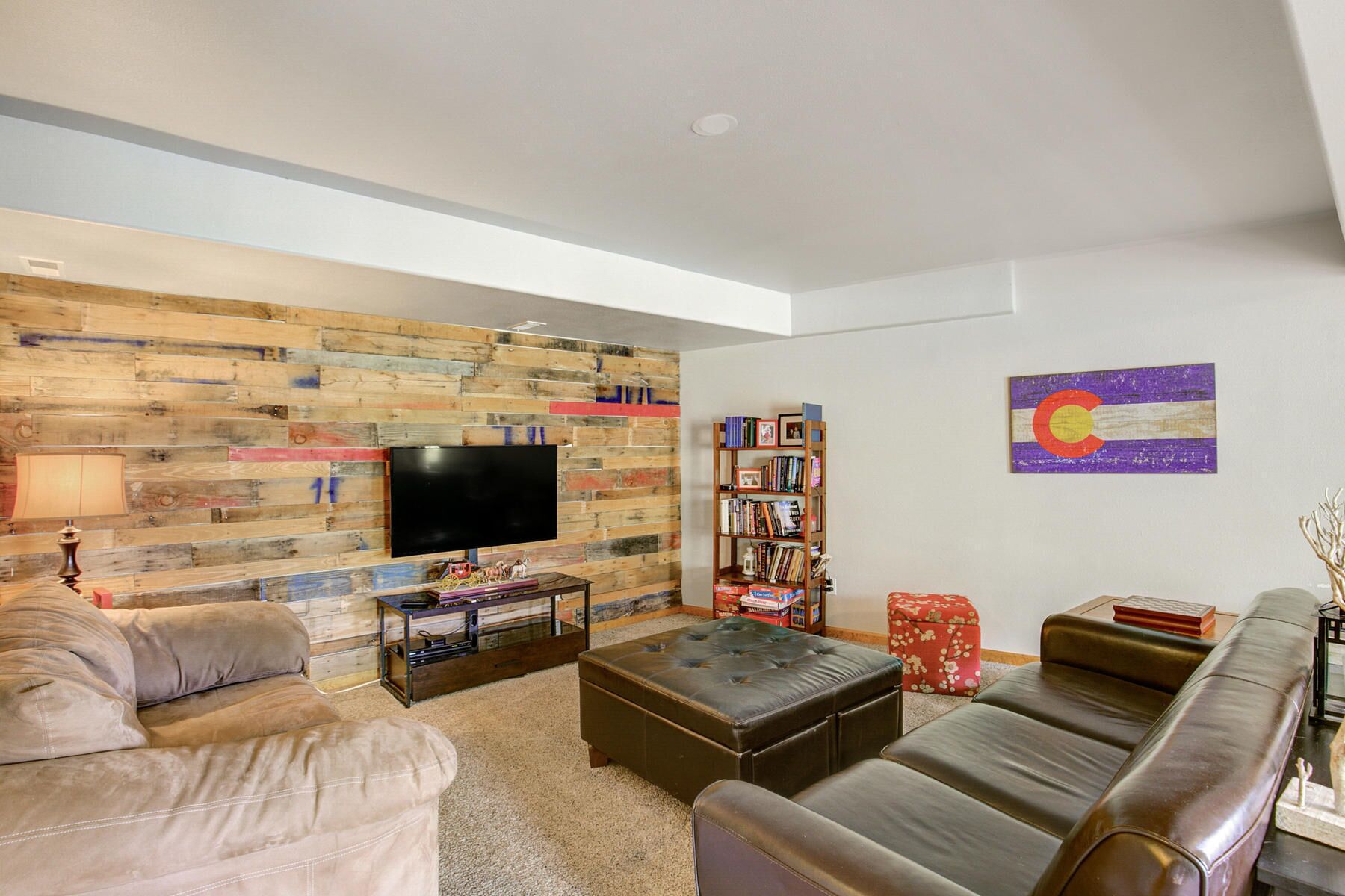 Smart-tv, eldstad, dvd-spelare och böcker