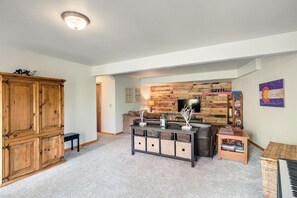 Smart-tv, eldstad, dvd-spelare och böcker