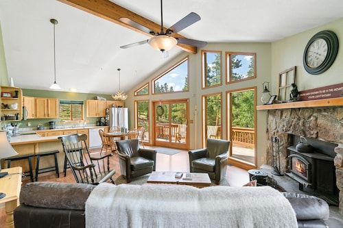 Escape to the Rockies!  3BR Cabin with Outdoor Space, Espresso Machine & Games!!