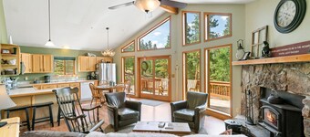 Fabuloso hogar que admite mascotas respalda a Pike National Forest!