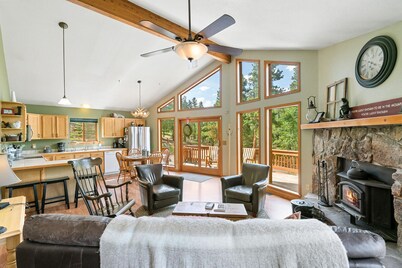 Escape to the Rockies!  3BR Cabin with Outdoor Space, Espresso Machine & Games!!