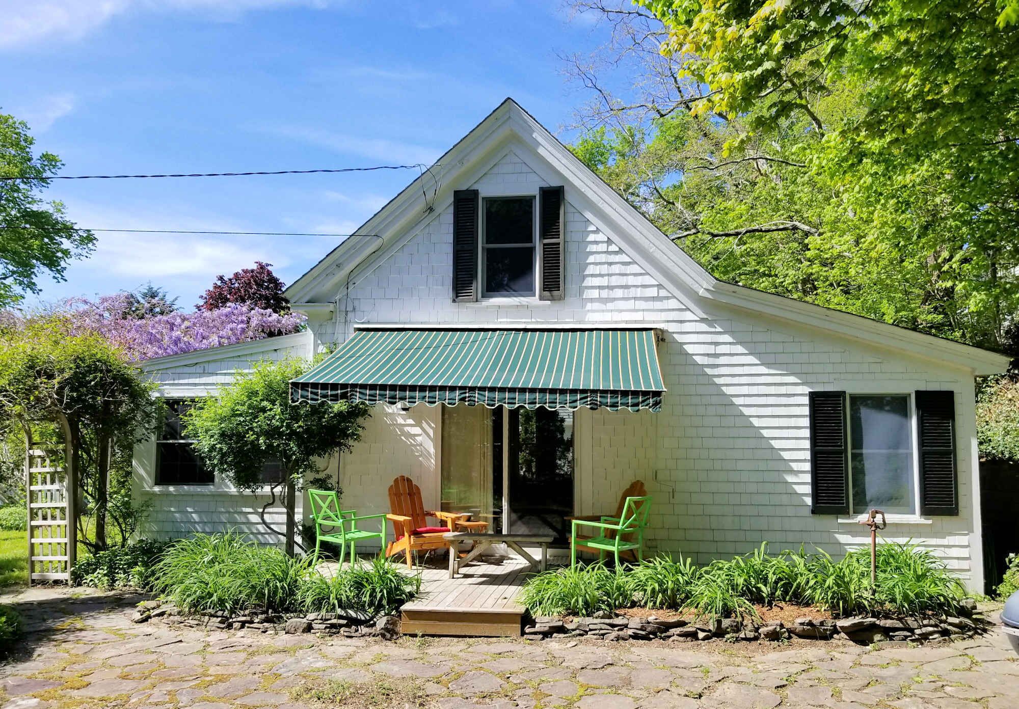Charming In-Town 2BD Cottage--Walk to Main Street & Harbor