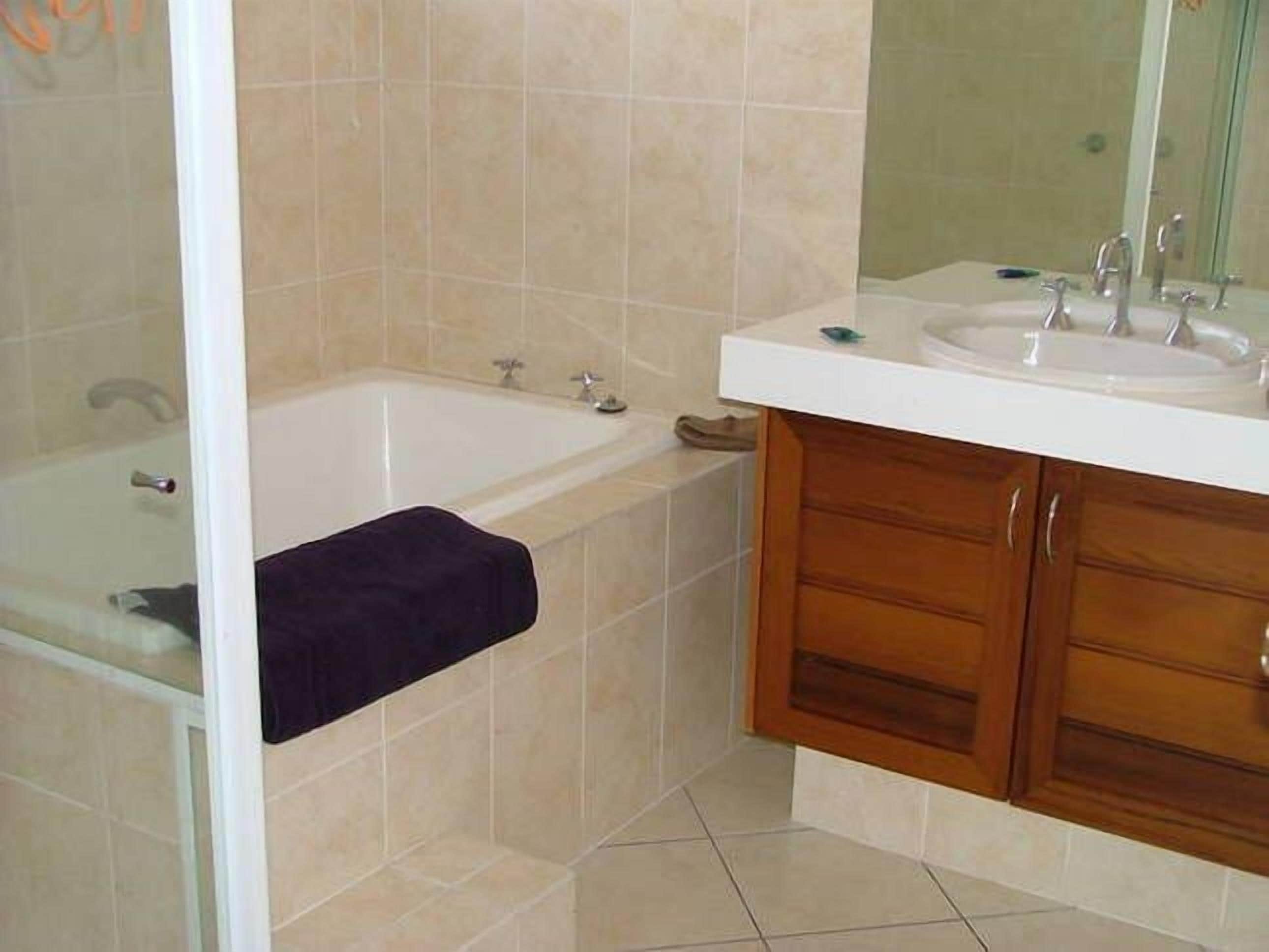 SUNSHINE WATERS - Large Waterfront — image 19