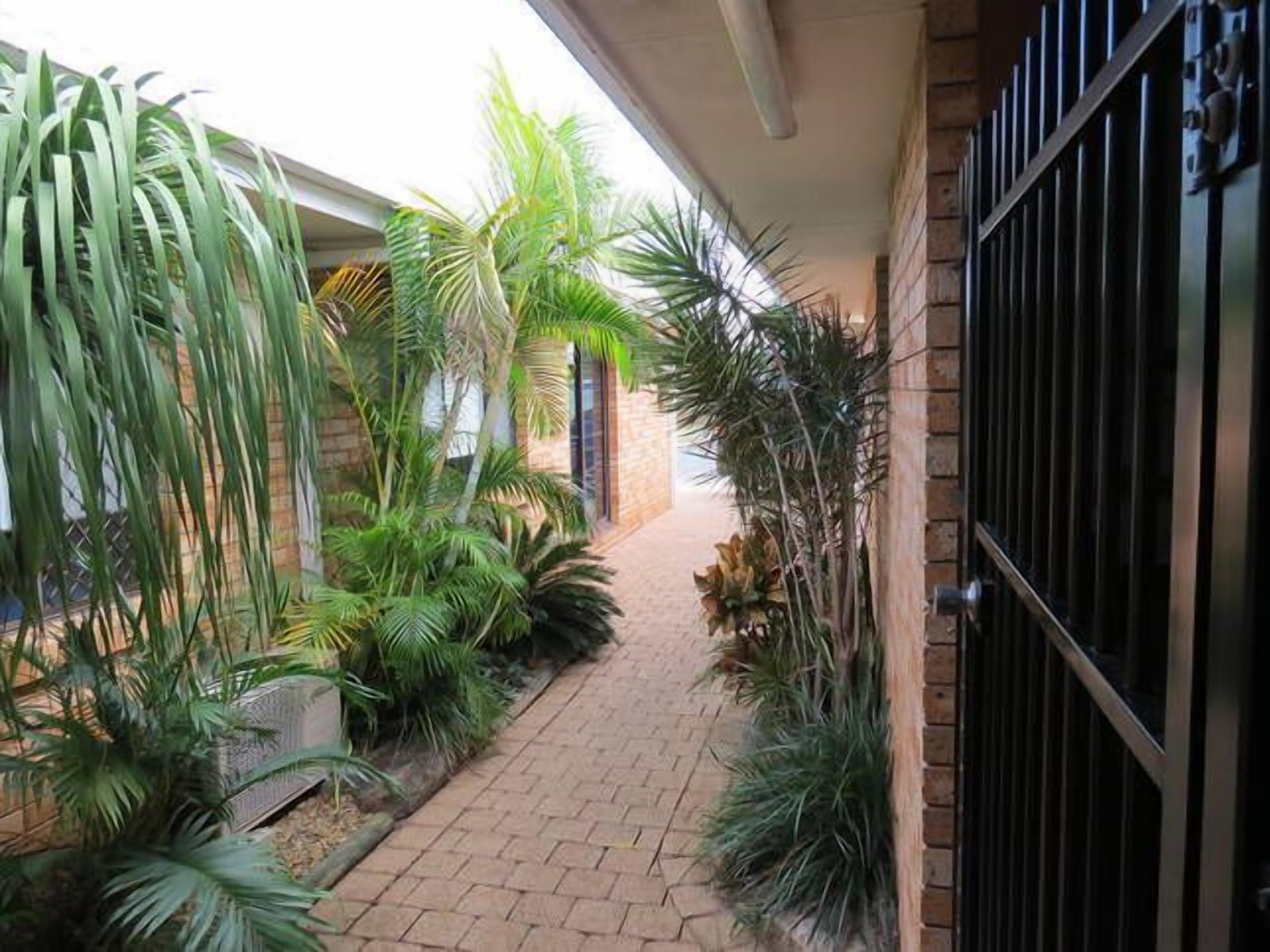 SUNSHINE WATERS - Large Waterfront — image 27