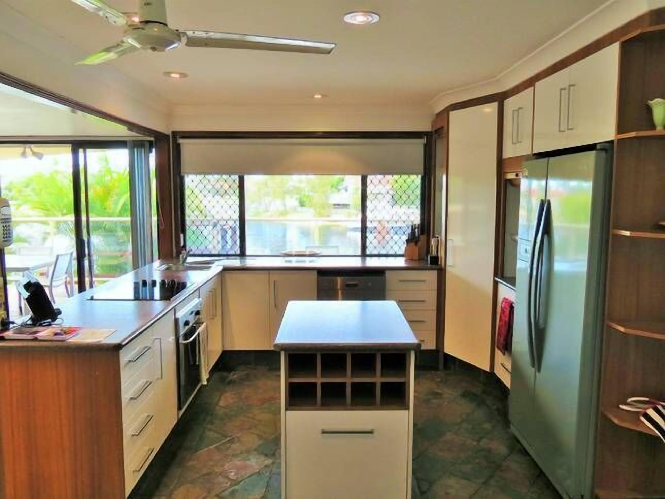 SUNSHINE WATERS - Large Waterfront — image 12