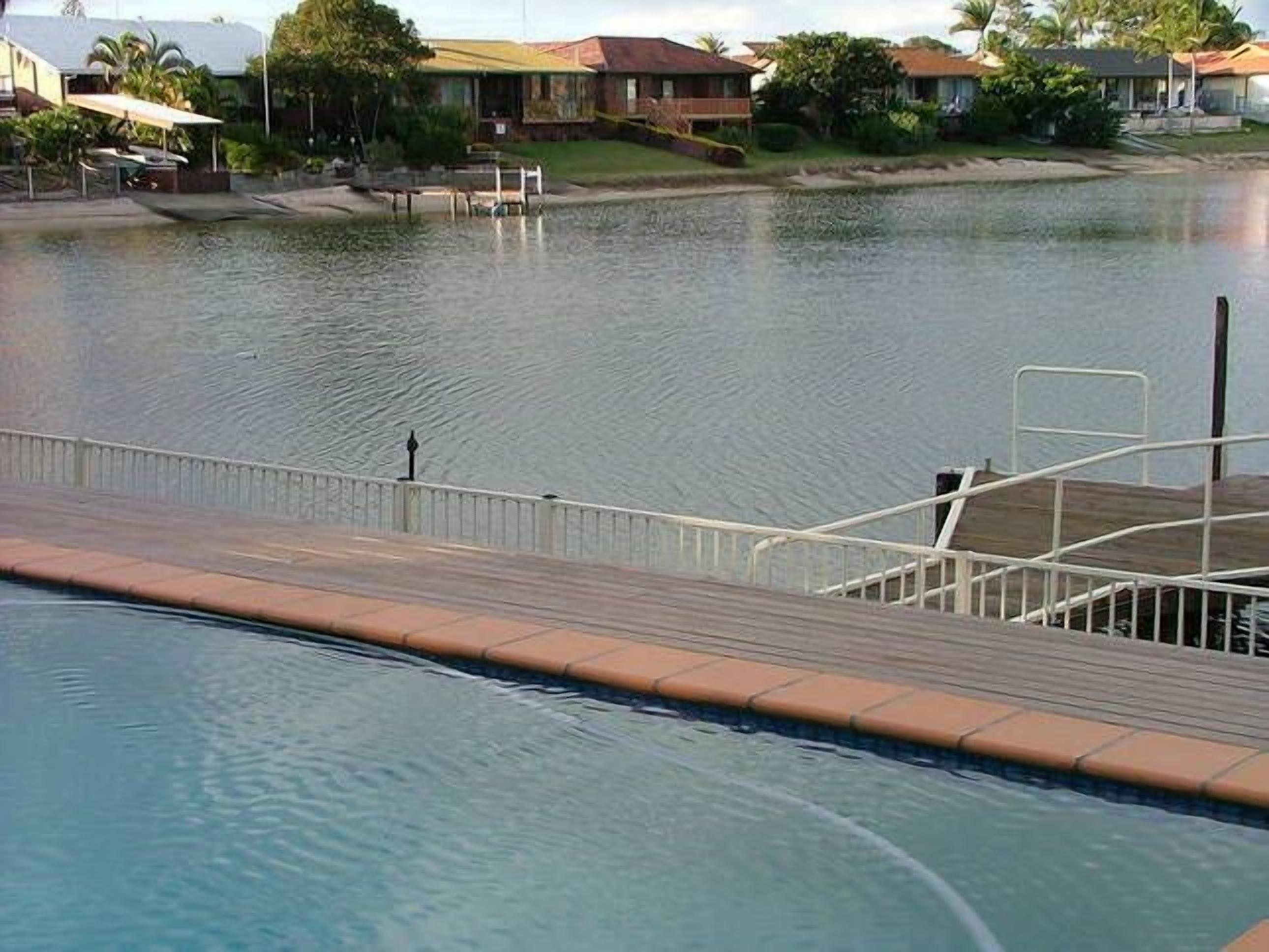 SUNSHINE WATERS - Large Waterfront — image 7