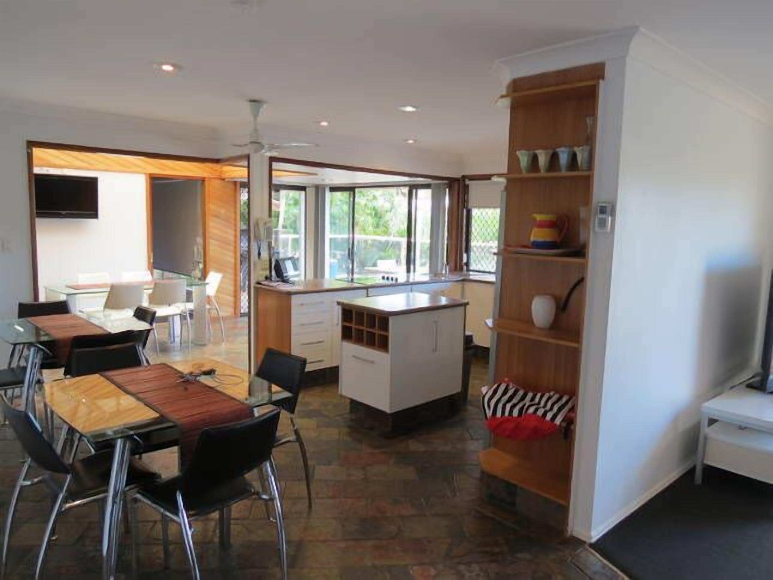 SUNSHINE WATERS - Large Waterfront — image 20