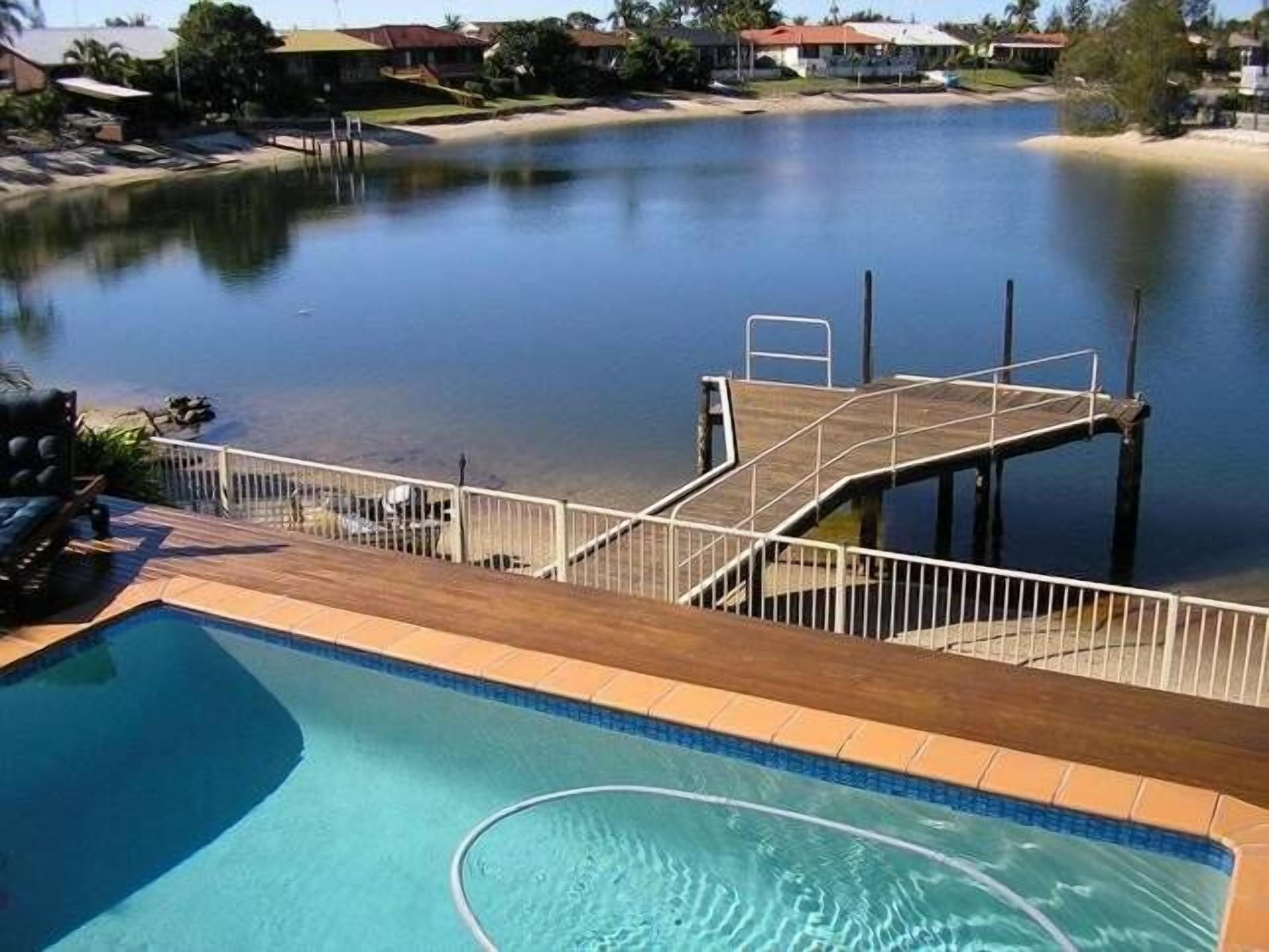 SUNSHINE WATERS - Large Waterfront — image 8