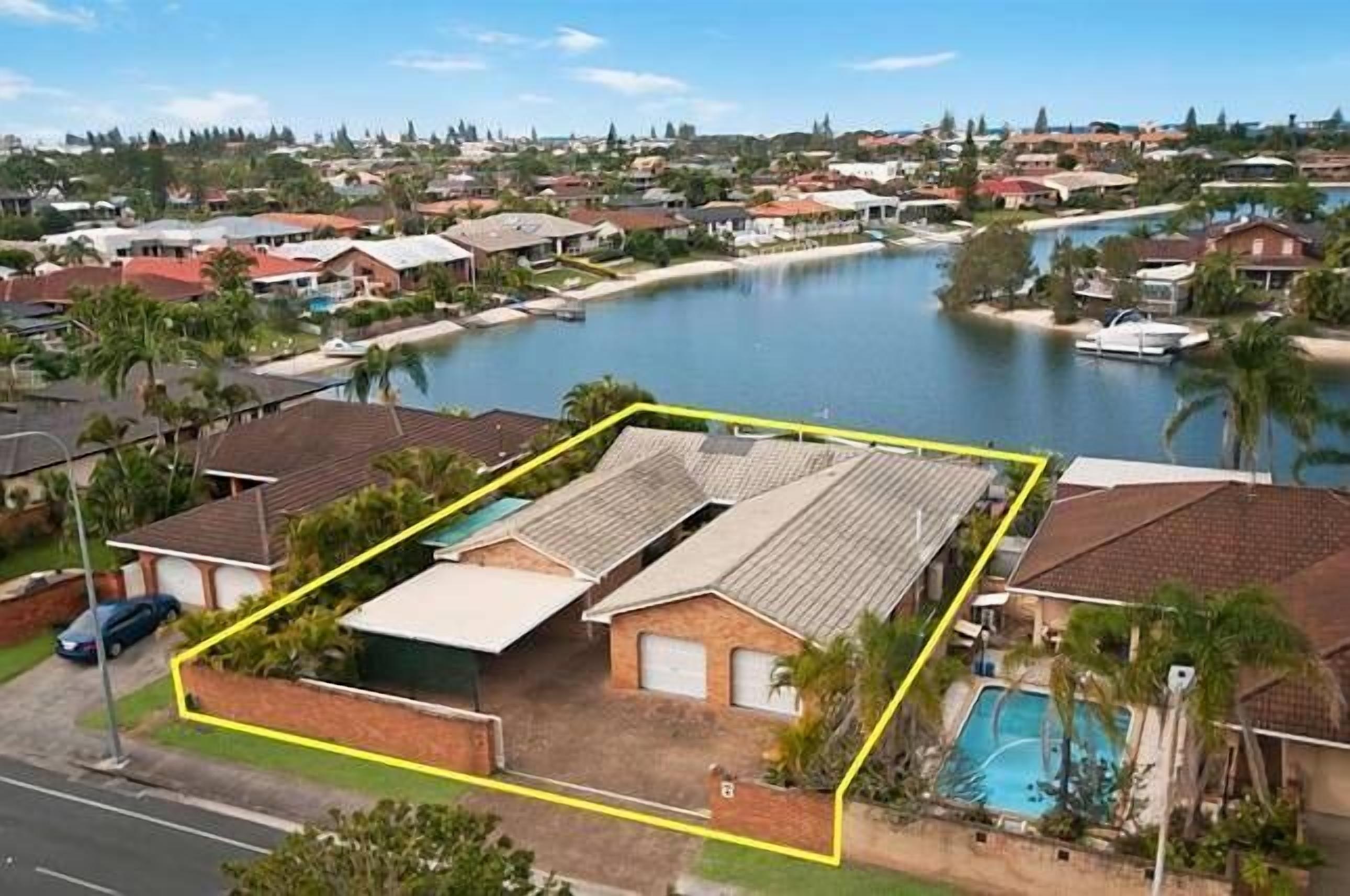 SUNSHINE WATERS - Large Waterfront — image 2