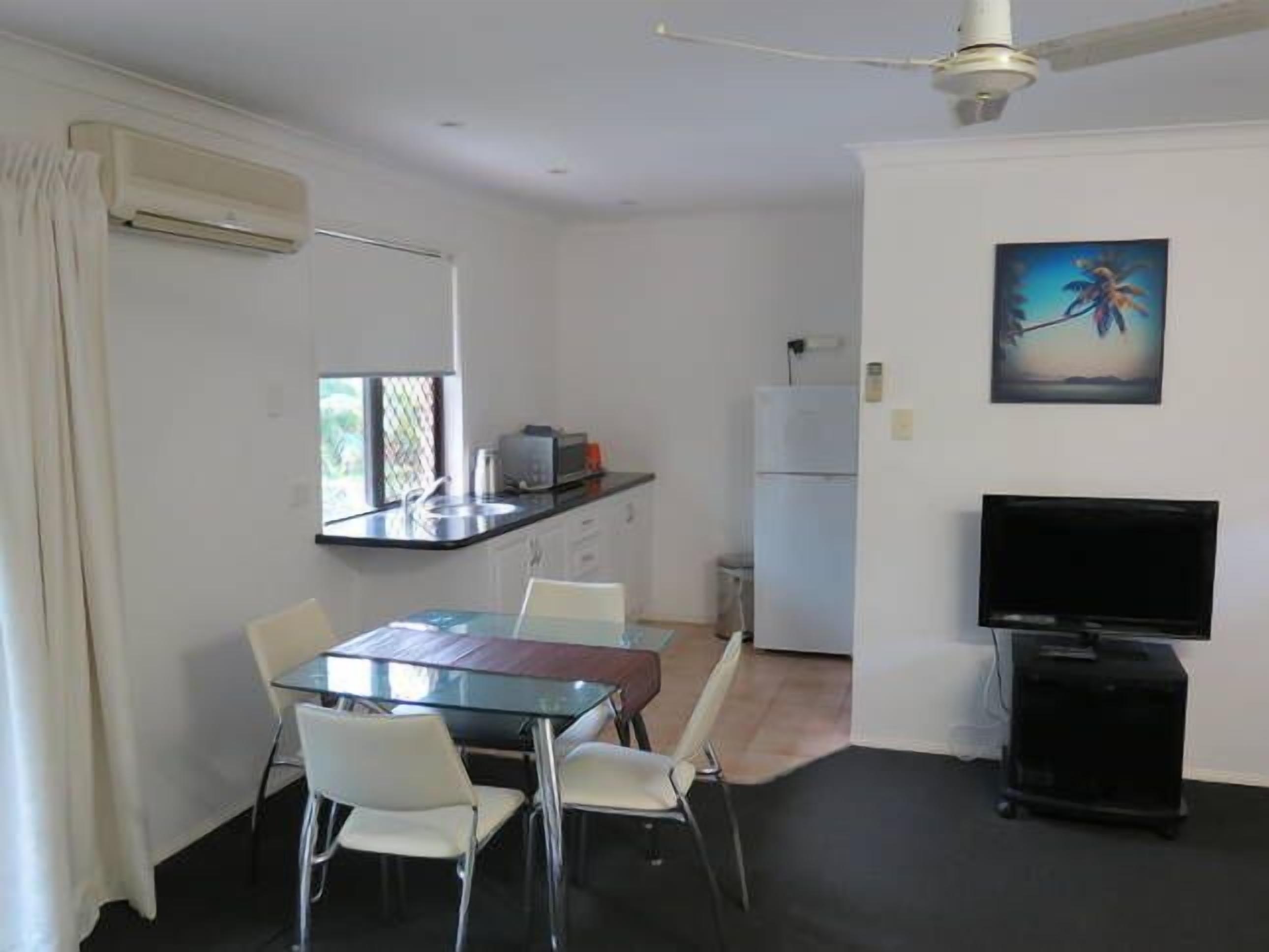 SUNSHINE WATERS - Large Waterfront — image 17