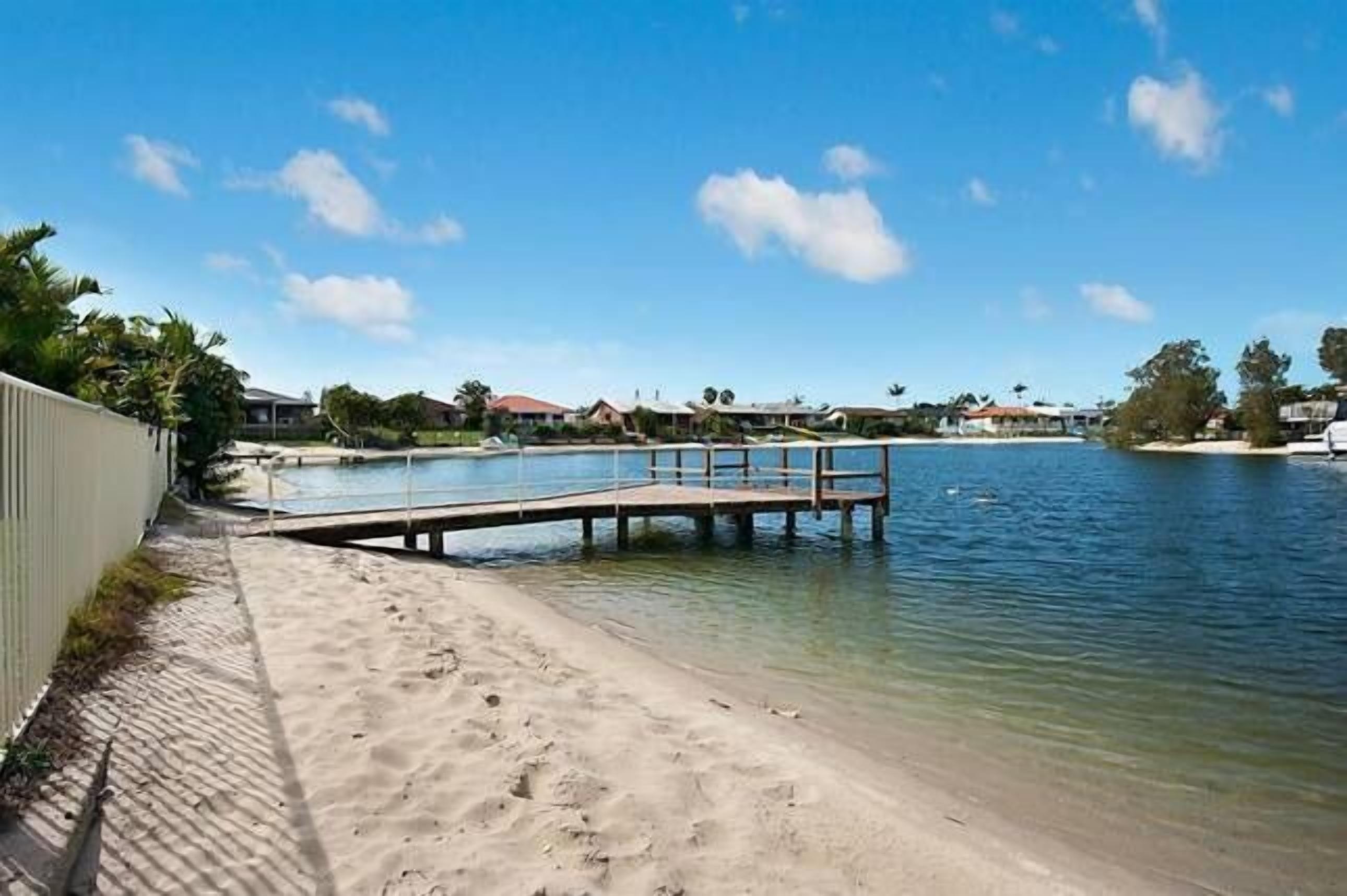 SUNSHINE WATERS - Large Waterfront — image 23