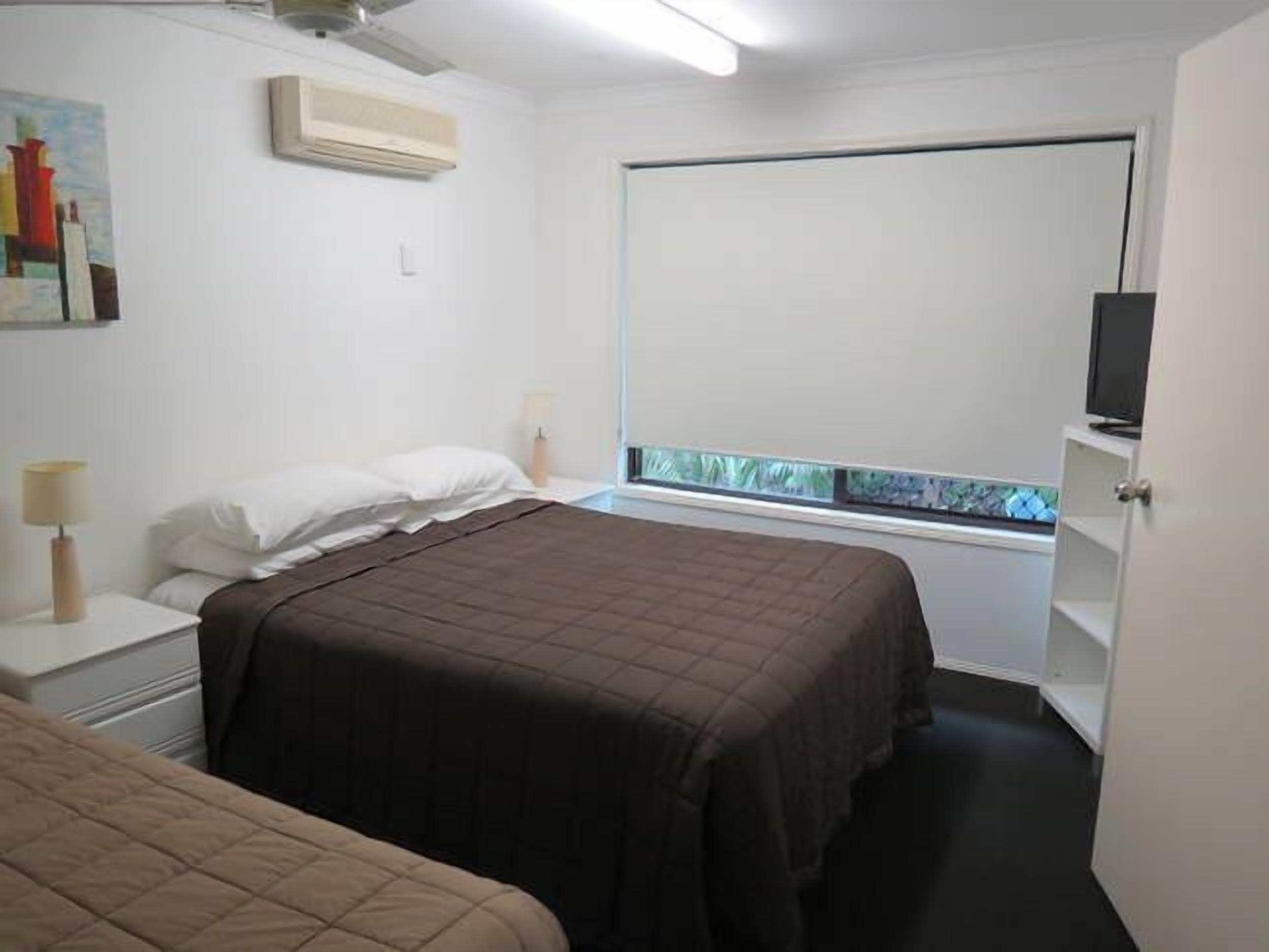 SUNSHINE WATERS - Large Waterfront — image 16