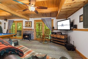 Televisión, chimenea, reproductor de DVD, futbolito